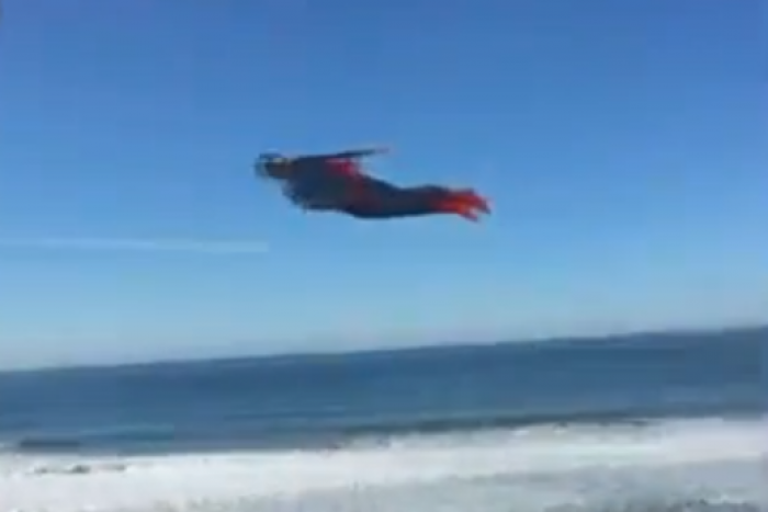 Ilustračný obrázok k článku VIDEO DŇA: Nad plážou lietal Superman, ľudia ho nakrútili na mobil!
