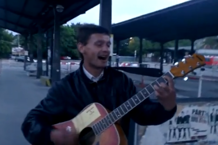 Ilustračný obrázok k článku VIDEO: Talent z ulice Vojto zahral pesničku od Iné kafé na 2 strunách