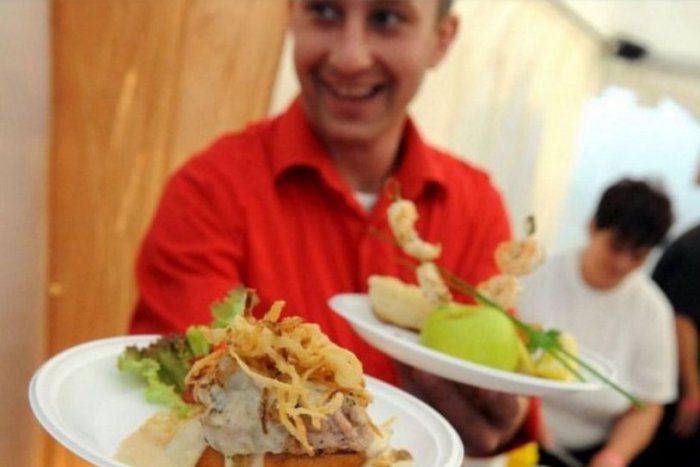 Ilustračný obrázok k článku Zamestnanci v cestovnom ruchu, hotelierstve a gastronómii zarobia o štvrtinu menej ako celoslovenský priemer