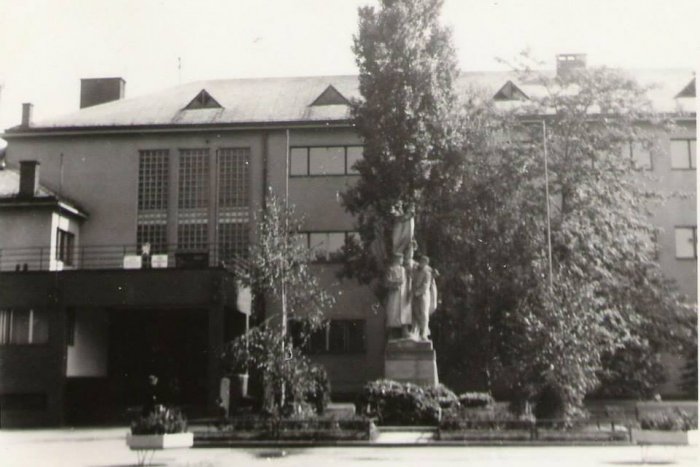 Ilustračný obrázok k článku FAKTY, ktoré ste o topoľčianskom gymnáziu netušili: Prvé roky sa učilo v kasíne, neskôr vznikla aj poľná nemocnica!