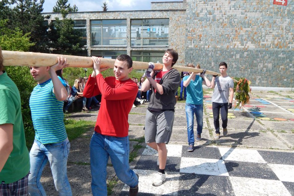 V Bystrici vyrástli symboly jari: Svoj vlastný maj si postavili aj študenti Tajá