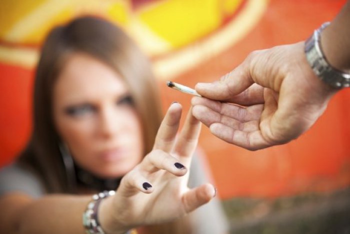 Ilustračný obrázok k článku Drogy v škole: Učiteľka načapala študentku (14) s marihuanou