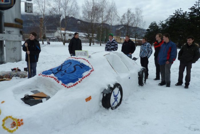 Ilustračný obrázok k článku FOTO: Revúcki študenti sa vynašli. Zo snehu vyrobili auto