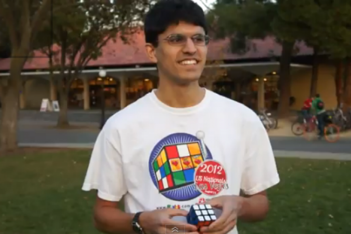 Ilustračný obrázok k článku Video: Chlapec zložil Rubikovu kocku počas žonglovania