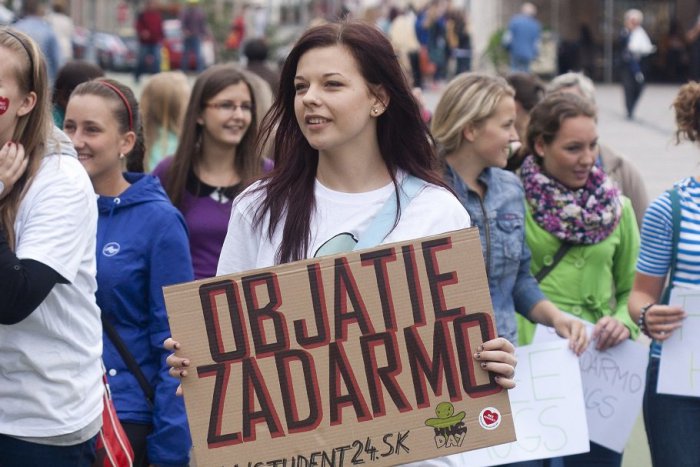 Ilustračný obrázok k článku Rekord štvornásobne prekonaný: Študenti rozdali v mestách 58 010 objatí